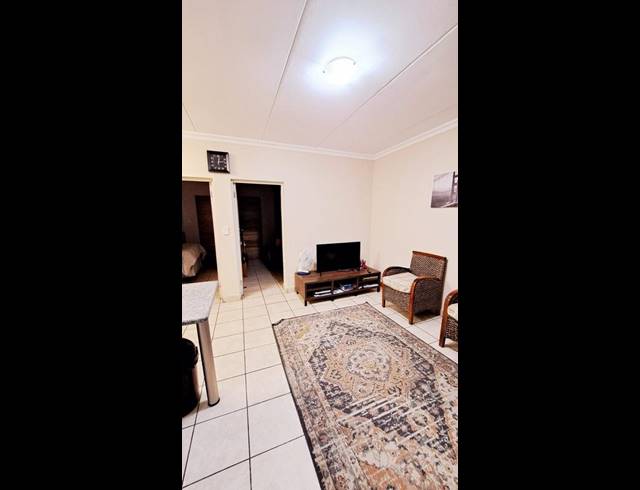 1 BEDROOM PROPERTY TO RENT IN DIE BULT